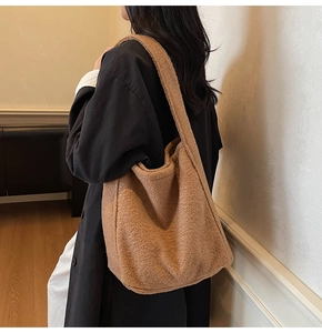 Sac cabas marron en laine bouclée porté épaule avec texture douce et grand format