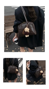 Dunkelbraune Boston-Tasche aus PU-Leder am Modell in einer Outdoor-Street-Lifestyle-Szene