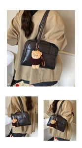 Nahaufnahme der Retro-Boston-Tasche aus mattem PU-Leder mit süßem Bären-Anhänger