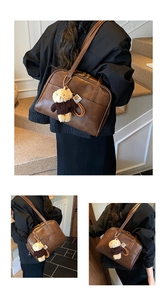 Detailansicht der dunkelbraunen Vintage PU-Leder Boston Bag mit süßem Bären-Anhänger