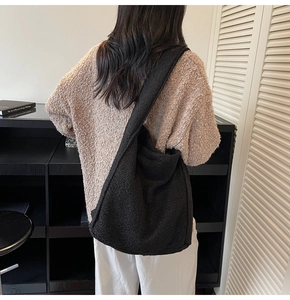 Grand sac cabas noir en molleton porté à l'épaule par un mannequin de dos