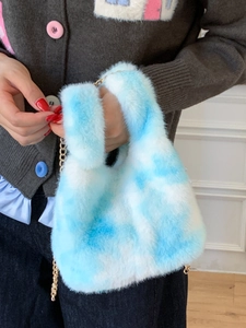 Blue and white plush faux fur tote bag with gold chain strap for women autumn style