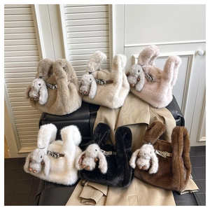 Collection de sacs à main en peluche avec breloques lapin déclinée en six tons automnaux