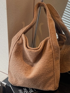 Fourre-tout en Flanelle pour Femmes Grande Capacité Automne Hiver Texture Peluche Sac à Épaule Navette Hobo Et Pochette