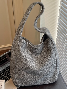 Grand sac cabas en tweed gris pour femme avec un design minimaliste et élégant