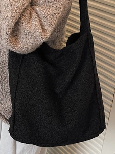 Sac fourre-tout noir minimaliste en polaire pour femme avec une grande capacité