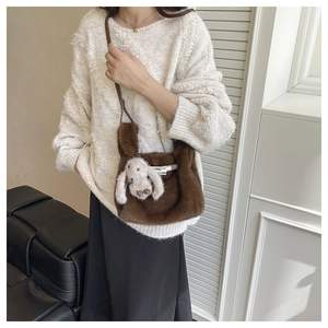 Détail du sac bandoulière en peluche marron avec pendentif lapin et fermoir en métal
