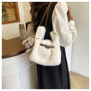 Vue détaillée du sac à main en fausse fourrure blanche avec sangle et pendentif lapin