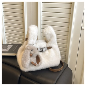 Détail du sac à main blanc pelucheux avec poignée oreilles de lapin et bandoulière marron