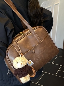 Vintage braune PU Leder Boston Schultertasche mit süßem Teddybär Anhänger für Damen