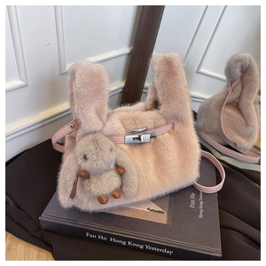 Sac à main en fausse fourrure rose avec fermoir argenté et pendentif lapin mignon