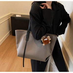 Sac fourre-tout taupe chic avec pendentif monstre et fines lanières noires