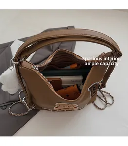 Dettaglio della grande borsa tote marrone con ricamo orsetto e ampio scomparto interno