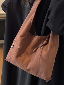 Braune Wildleder-Einkaufstasche mit Metallring und Kordelzug, minimalistische Schultertasche
