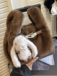 Sac à main en peluche marron pour femme avec fermoir rotatif argenté et charm lapin mignon