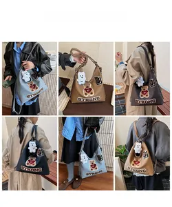 Borsa tote capiente con applicazioni a forma di orso in quattro colori, vista indossata