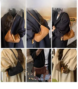 Dettaglio borsa hobo vintage con nappa di perline in legno e prospettiva del modello
