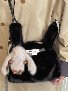 Sac bandoulière tendance en fausse fourrure noire avec mignon porte-clés lapin beige