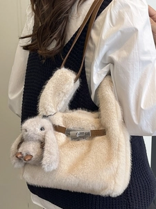 Sac à main chic en fausse fourrure beige avec sangle en cuir brun et lapin en peluche