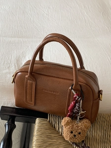 Vintage PU Leder Boston Handtasche Für Damen Retro Kissen Schulter Umhängetasche Mit Bär Anhänger Mode Alltagstasche