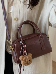 Dunkelbraune Boston-Tasche aus Leder mit Bärenanhänger und verstellbarem Schultergurt