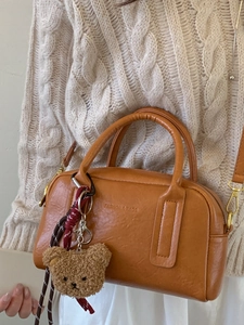 Schicke braune Bowlingtasche aus Kunstleder mit Teddy-Anhänger und Modeprägung