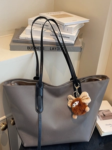 Sac Cabas Grande Capacité Minimaliste pour Femmes Sac à Épaule en Nylon Avec Pendentif Monstre en Peluche Travail Bureau