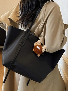 Grand sac fourre-tout noir minimaliste pour femmes avec un joli pendentif monstre en peluche