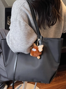 Sac fourre-tout minimaliste en nylon noir grande capacité avec charme en peluche