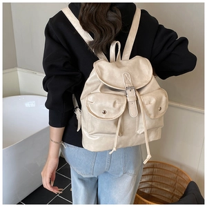 Détail du sac à dos en cuir crème avec bretelles réglables et ferrures en argent vintage