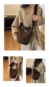 Detail van de bruine gebreide crossbodytas met oranje logopatch en geweven stoftextuur