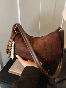 Borsa hobo in pelle scamosciata marrone a mezzaluna con ciondolo in rilievo colorato