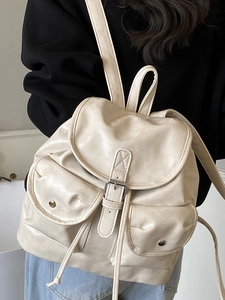 Sac à dos minimaliste en cuir PU crème avec boucle vintage et cordon de serrage