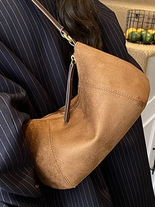 Borsa a mezzaluna in camoscio marrone da donna con texture rétro minimalista
