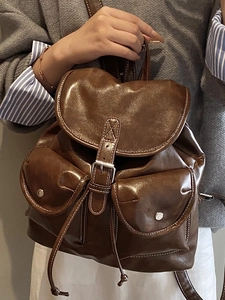 Sac à dos vintage en cuir marron avec surpiqûres contrastées et boucles métalliques