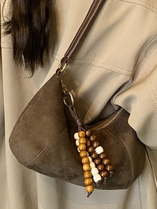 Borsa a tracolla retrò in pelle scamosciata marrone con nappa di perline in legno chic