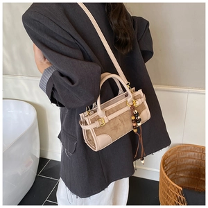 Borsa a tracolla beige e marrone con dettaglio di perline in legno sulla tracolla
