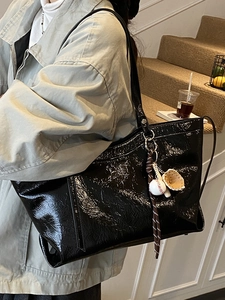 Grand sac cabas en cuir verni noir à texture brillante avec breloques de baseball