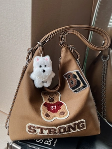 Borsa tote in tela marrone con ricamo a orso, catena in metallo e ciondolo a cane