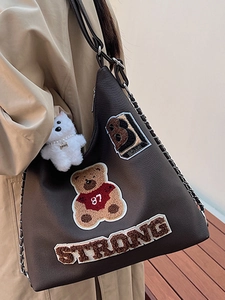 Borsa tote vintage marrone con toppe a forma di orso, catena e portachiavi di peluche