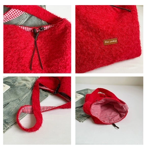 Detalle del bolso de felpa roja con forro de cuadros y parche de cuero grabado