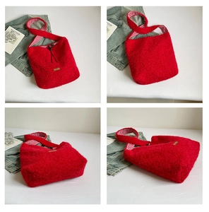 Detalle de bolso tote de peluche rojo con correas de cuadros rojos y blancos