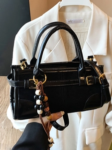 Borsa baguette nera minimalista con portachiavi di perline e dettagli in metallo dorato