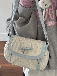 Bow pattern shoulder bag with white rabbit charm and light blue leather trim detail