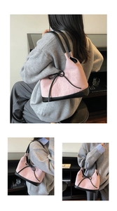 Dettaglio della borsa in pelle scamosciata rosa con trama leopardata e fiocchi neri