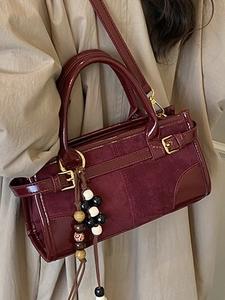 Borsa baguette bordeaux retrò in pelle verniciata e camoscio con dettaglio nappa