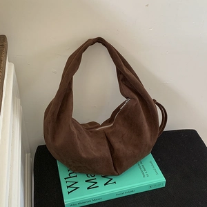 Détail du sac hobo en similicuir suédé marron café avec design plissé à la base