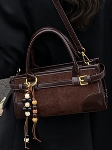 Borsa baguette retrò marrone scuro in vernice e camoscio con ciondolo a perline