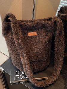 Retro bruine pluche bucket bag met lederen patch en grote capaciteit schouderriem