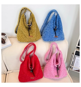 Bolsos tote de felpa de colores con textura de lana y forro de cuadros en sofá